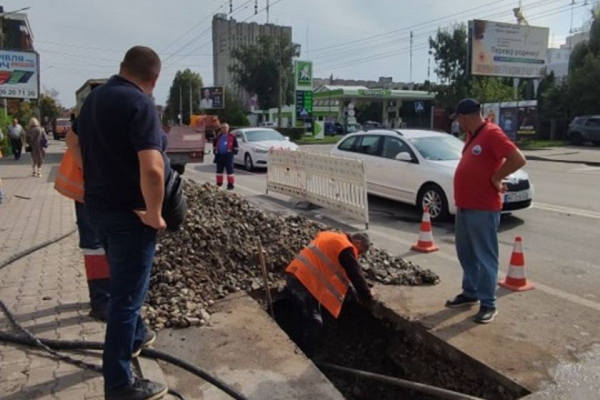 На Торговиці проводять заміну аварійних труб водопроводу