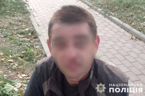 
Підбіг, вирвав з рук жінки сумку та втік у торговий центр: у Тернополі ловили злодія