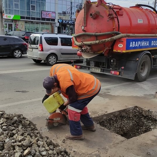 На Торговиці проводять заміну аварійних труб водопроводу