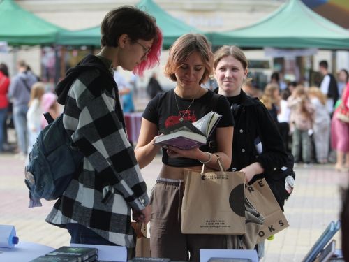 
Книжковий ярмарок, майстер-класи та зустрічі з письменниками: у Тернополі стартував “Бібліофест”