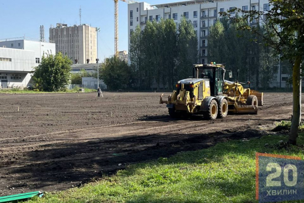 У «Сопільче» облаштовують нове поле для футболу: працює габаритна техніка