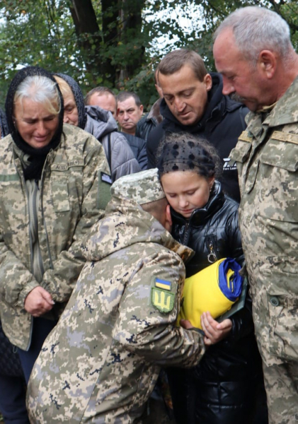 
В останню дорогу в Борсуківській громаді провели полеглого Героя Віталія Кухарука (ФОТО)