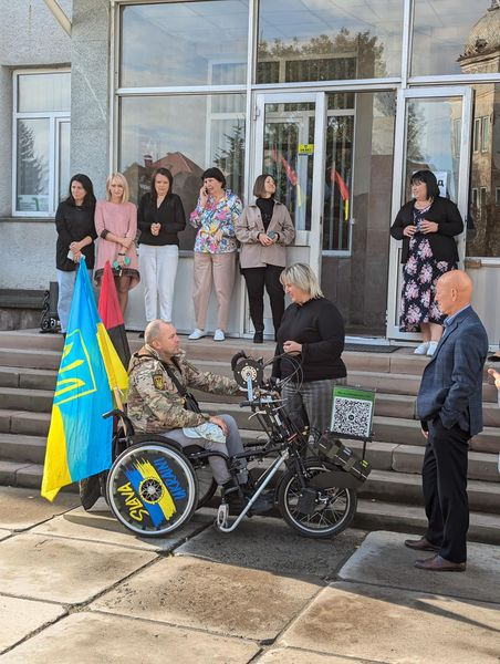
На Тернопіллі волонтер на колісному кріслі долає 1000 кілометрів, щоб зібрати мільйон для ЗСУ (фото)