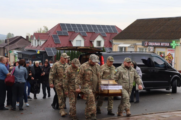 Згорьована родина схилилась над домовиною: на Вишнівеччині попрощались з Героєм