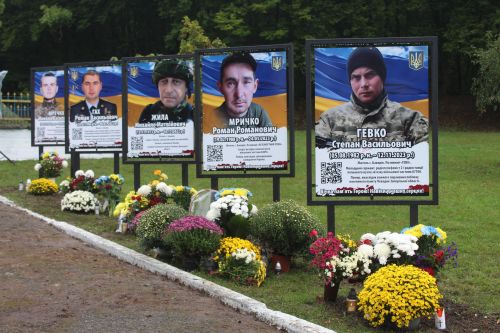 
"Вони загинули, щоб ми жили", – у селі Баворів на Тернопільщині освятили Алею Героїв (фото)