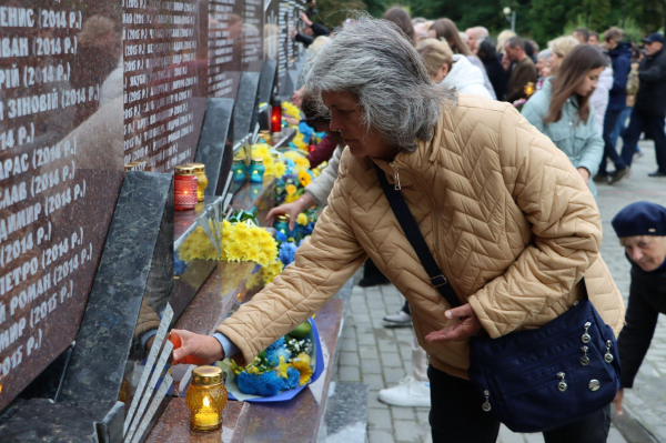 Відкрили стелу з іменами полеглих за Україну Героїв у Тернополі: як усе відбувалося