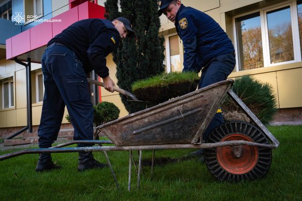 
Тернопільські рятувальники висадили молоді дерева – символи життя, відновлення та пам’яті (фото)