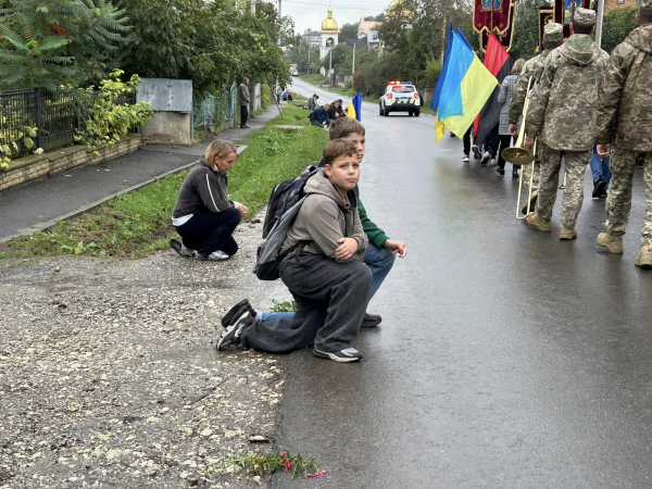 
У Петриках біля Тернополя провели в останню дорогу загиблого воїна Романа Пашка (фото)