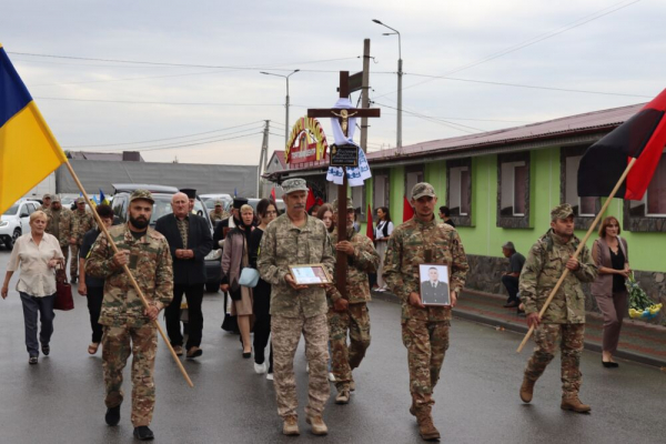 Згорьована родина схилилась над домовиною: на Вишнівеччині попрощались з Героєм