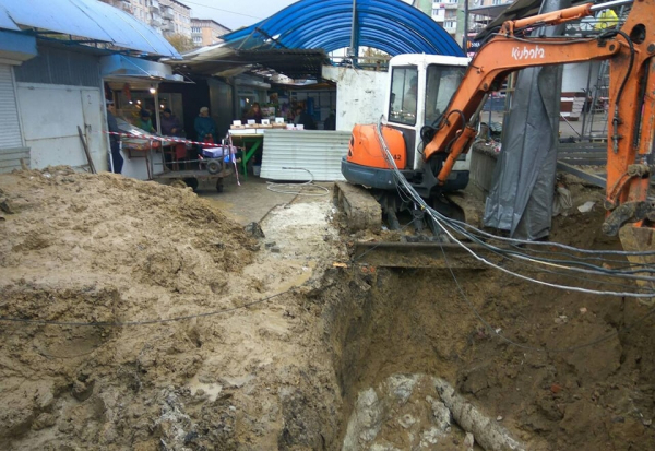 
Через незаконні забудови на водоканалізаційних мережах у Тернополі може обвалитися земля (ФОТО)