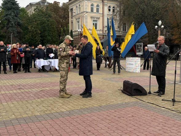 Подяки, молитва та перформанс: у Тернополі відзначили День захисників і захисниць України