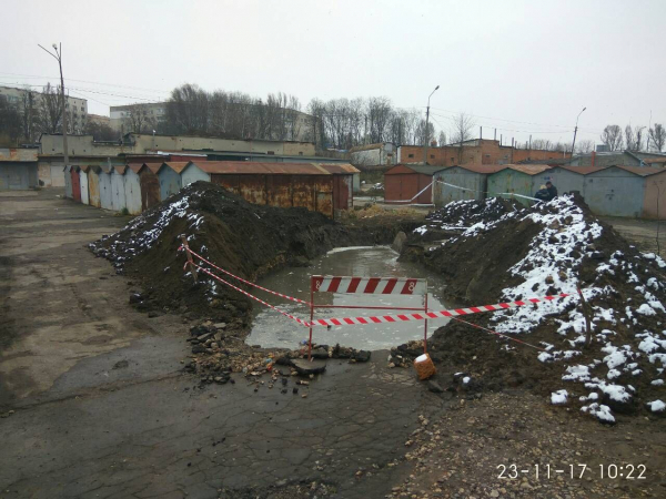 
Через незаконні забудови на водоканалізаційних мережах у Тернополі може обвалитися земля (ФОТО)