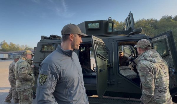 
Віталій Кличко: Мій брат Володимир привіз допомогу захисникам на Донеччині - броньовик, дрони, системи РЕБ