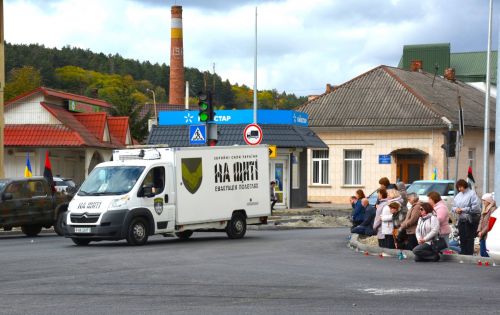 
У Теребовлі на колінах зустріли кортеж із тілом загиблого захисника Михайла Крушельницького (фото)