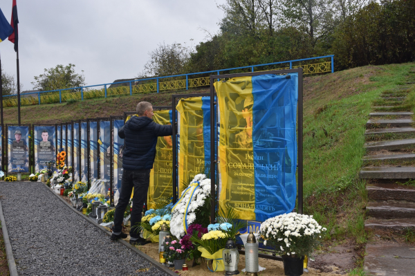 
У Бучачі на Алеї Слави освятили пам’ятні знаки ще чотирьом полеглим захисникам