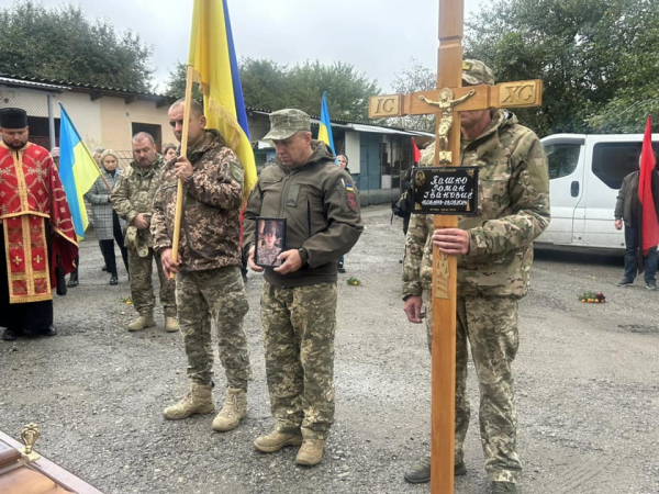 
У Петриках біля Тернополя провели в останню дорогу загиблого воїна Романа Пашка (фото)