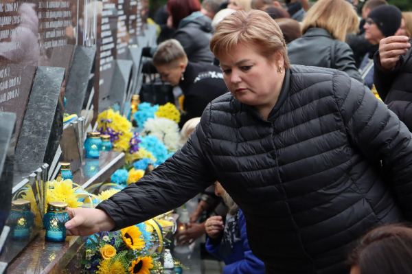 Відкрили стелу з іменами полеглих за Україну Героїв у Тернополі: як усе відбувалося