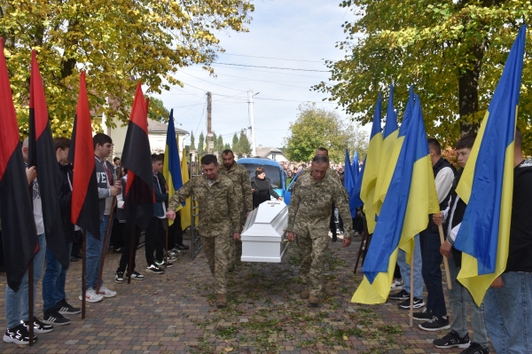 
На Бучаччині провели в останню дорогу 26-річного захисника, який загинув рік тому на Донеччині 