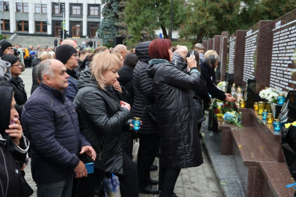 Відкрили стелу з іменами полеглих за Україну Героїв у Тернополі: як усе відбувалося