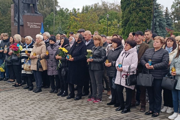 Тернопіль зупинився, щоб вшанувати памʼять загиблих Захисників і Захисниць України