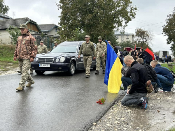 
У Петриках біля Тернополя провели в останню дорогу загиблого воїна Романа Пашка (фото)