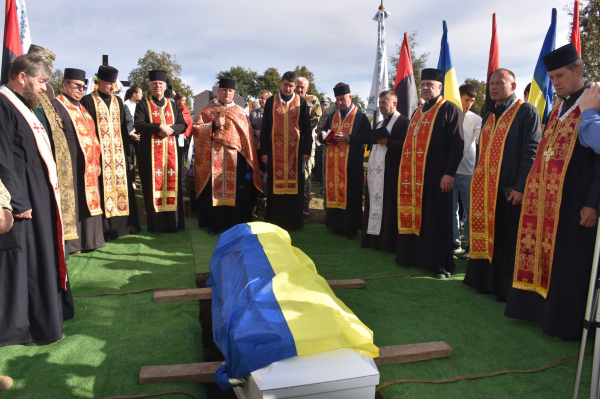 
На Бучаччині провели в останню дорогу 26-річного захисника, який загинув рік тому на Донеччині 