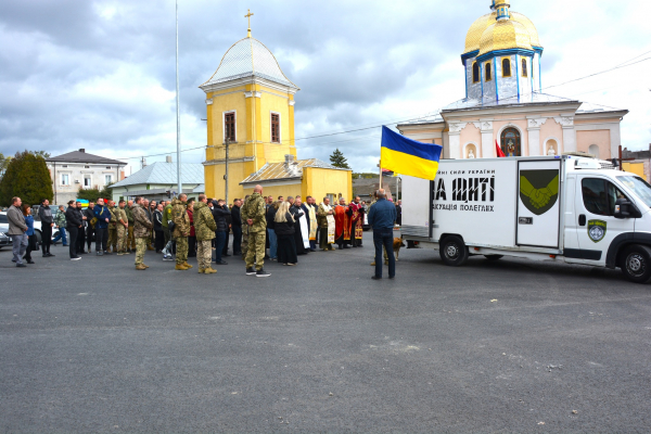 
У Теребовлі на колінах зустріли кортеж із тілом загиблого захисника Михайла Крушельницького (фото)