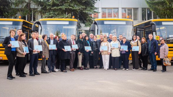 Шкільні автобуси отримали 14 закладів загальної середньої освіти Тернопільщини