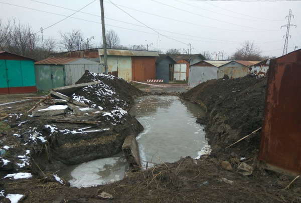 
Через незаконні забудови на водоканалізаційних мережах у Тернополі може обвалитися земля (ФОТО)