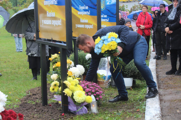 
"Вони загинули, щоб ми жили", – у селі Баворів на Тернопільщині освятили Алею Героїв (фото)