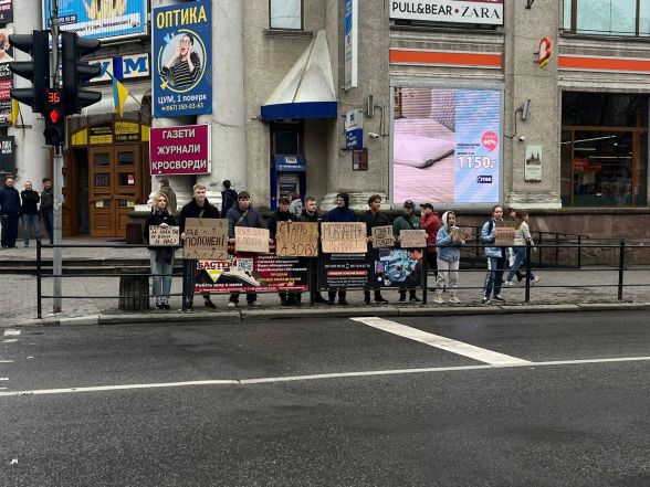 «Вільні, кричіть і боріться за них»: у Тернополі нагадали про військовополонених