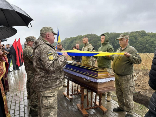 
У Петриках біля Тернополя провели в останню дорогу загиблого воїна Романа Пашка (фото)