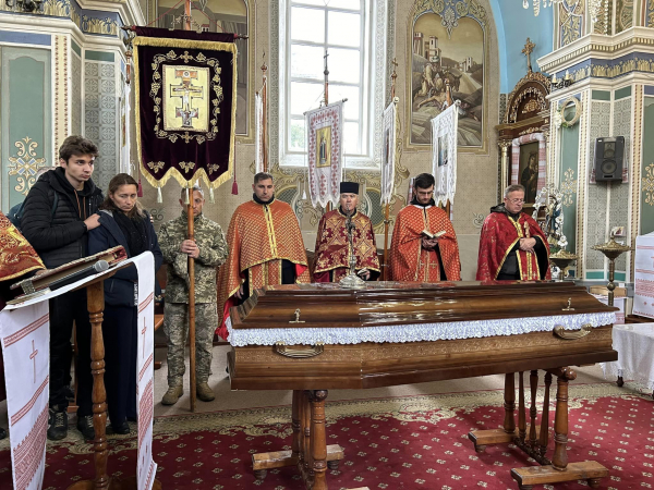 
У Петриках біля Тернополя провели в останню дорогу загиблого воїна Романа Пашка (фото)