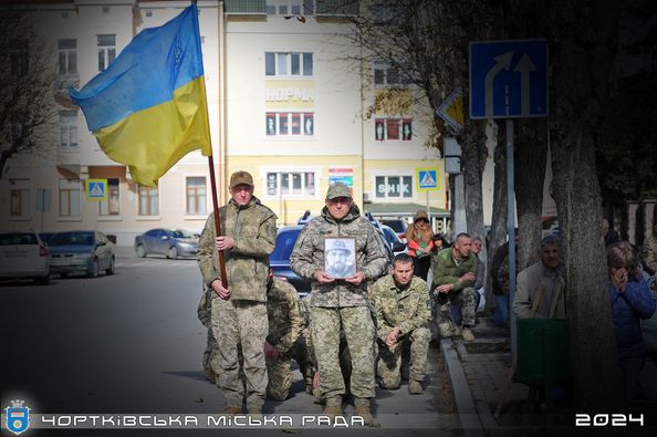 
«На Щиті» додому: у Чорткові попрощались із загиблим воїном Сергієм Лапком (фото)