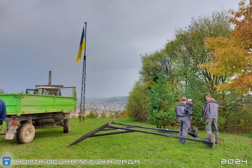 
У Чорткові на горі Юрчинських засвітять прапор України та хрест