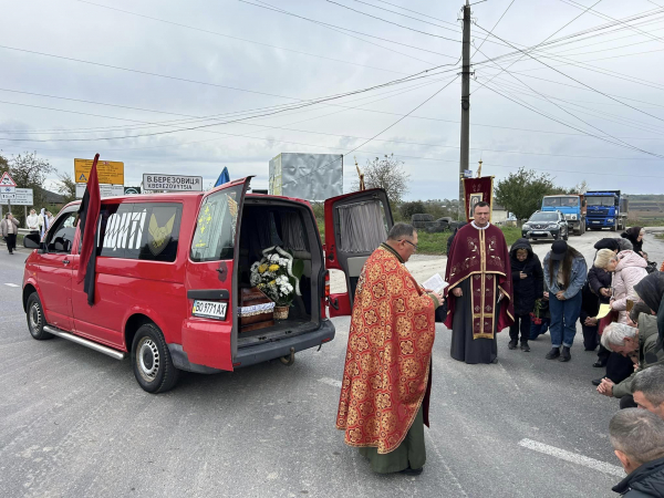 
На колінах, з прапорами і квітами у Великій Березовиці зустріли тіло воїна Ігоря Кольцуна (ФОТО)