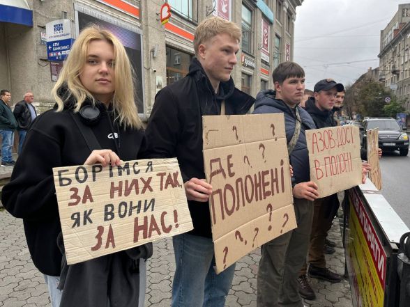 «Вільні, кричіть і боріться за них»: у Тернополі нагадали про військовополонених