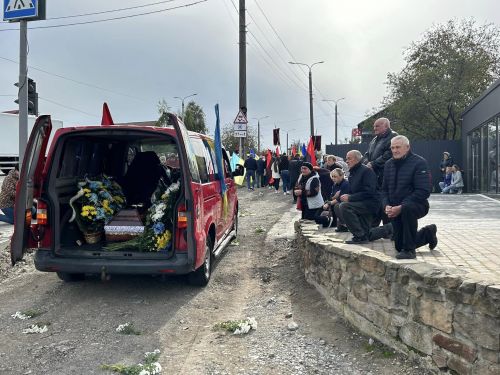 
На колінах, з прапорами і квітами у Великій Березовиці зустріли тіло воїна Ігоря Кольцуна (ФОТО)