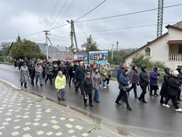 
У Петриках біля Тернополя провели в останню дорогу загиблого воїна Романа Пашка (фото)