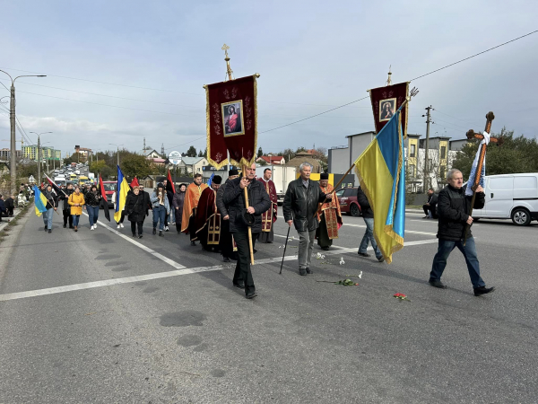 
На колінах, з прапорами і квітами у Великій Березовиці зустріли тіло воїна Ігоря Кольцуна (ФОТО)