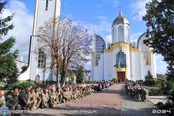 
«На Щиті» додому: у Чорткові попрощались із загиблим воїном Сергієм Лапком (фото)