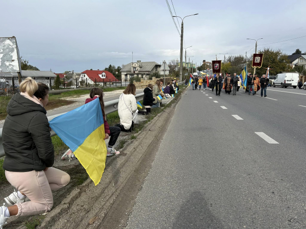 
На колінах, з прапорами і квітами у Великій Березовиці зустріли тіло воїна Ігоря Кольцуна (ФОТО)