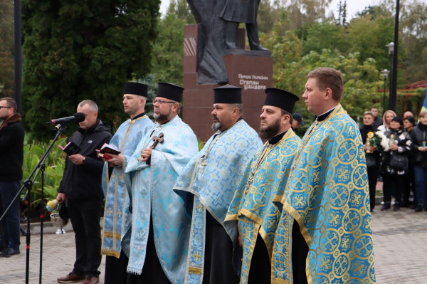 Відкрили стелу з іменами полеглих за Україну Героїв у Тернополі: як усе відбувалося