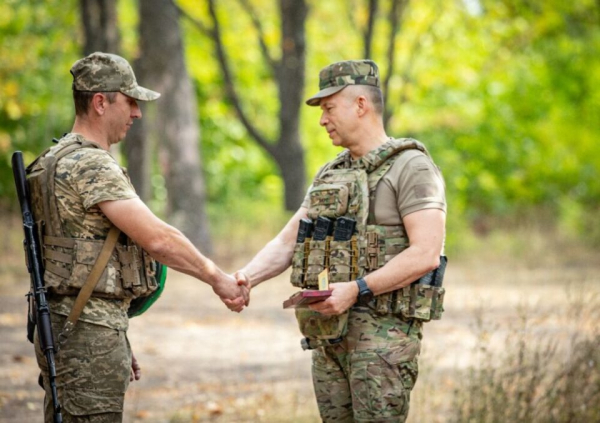 У бою ризикував життям: Сирський нагородив 37-річного кременчанина