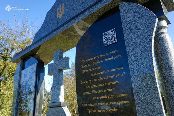 
На могилі загиблого військового встановили пам'ятник із QR-кодом