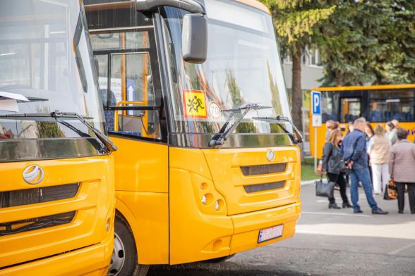 Шкільні автобуси отримали 14 закладів загальної середньої освіти Тернопільщини