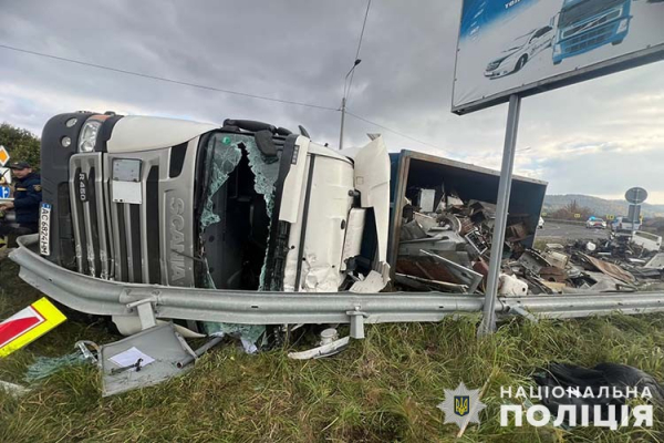 На Кременеччині перекинулась вантажівка з причепом. У водія серйозні травми