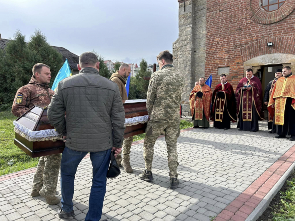 
На колінах, з прапорами і квітами у Великій Березовиці зустріли тіло воїна Ігоря Кольцуна (ФОТО)