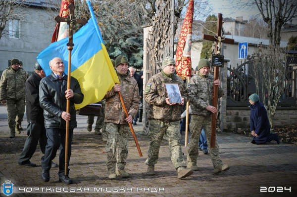 
У Чорткові зустріли тіло захисника, який помер у комі в лікарні (фото)