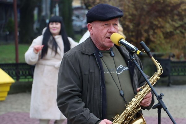 На Театральному майдані збирають гроші на дрони для ЗСУ